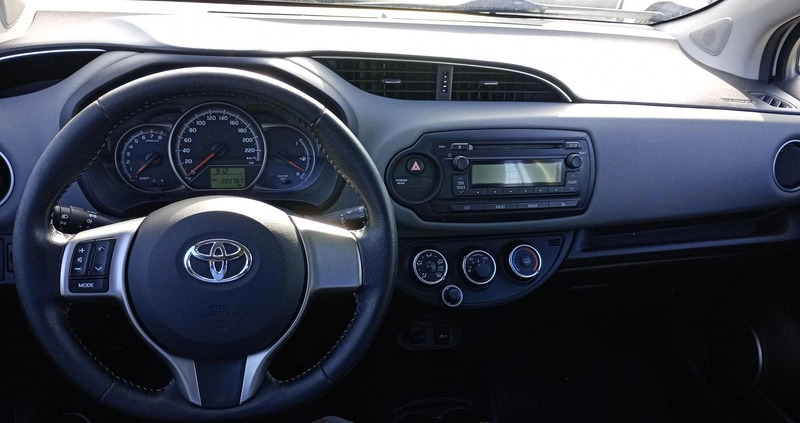 Toyota Yaris cena 27900 przebieg: 200597, rok produkcji 2015 z Przysucha małe 154